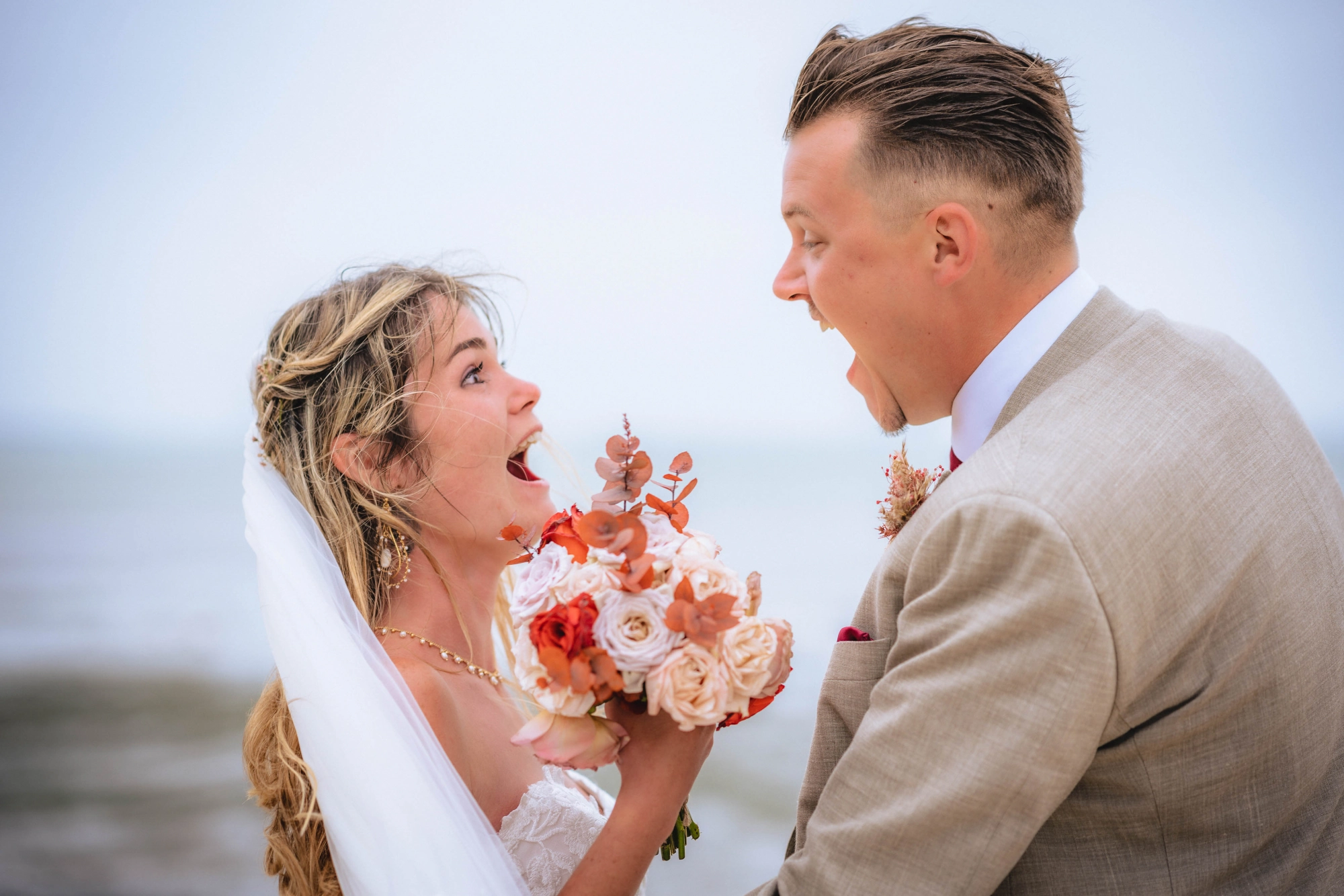 Couple sur la plage avec rires