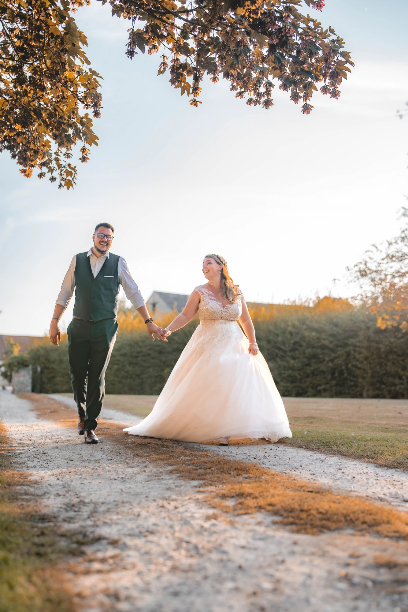 Couple s'enlaçant sous des feuilles d'automne