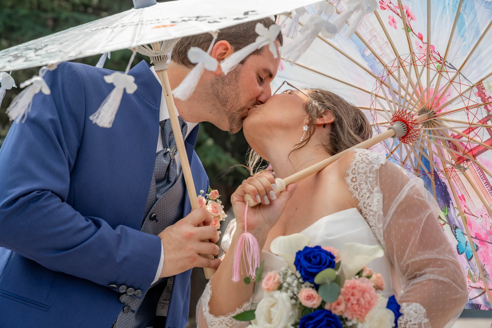 Couple s'embrassant sous des ombrelles