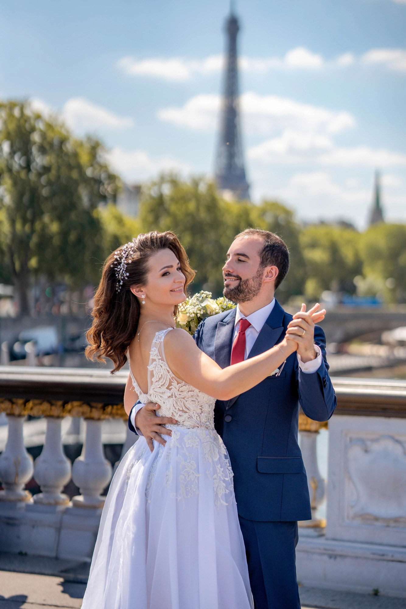 Couple dansant sur un pont, Tour Eiffel floue