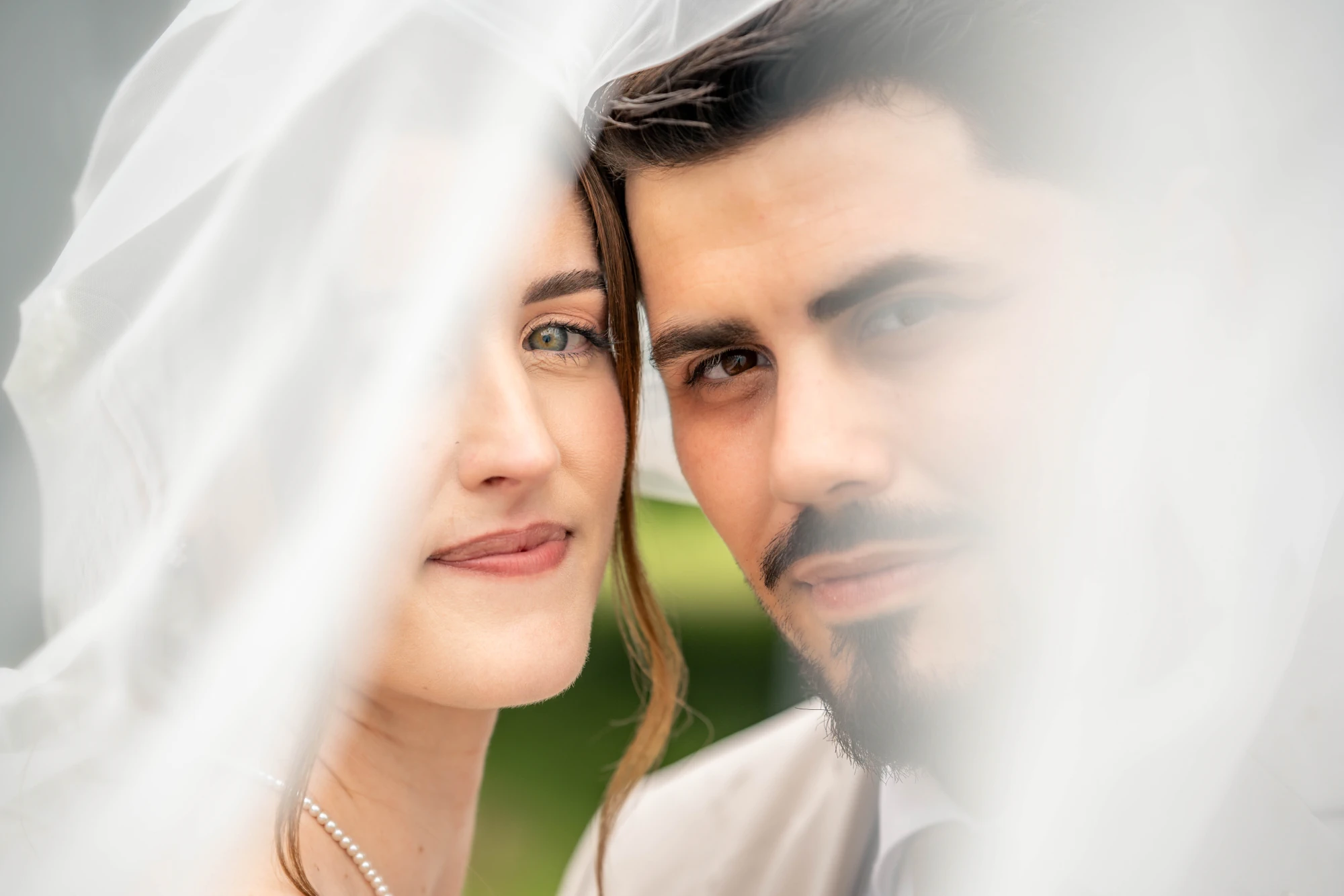 Couple regardant la caméra sous un voile