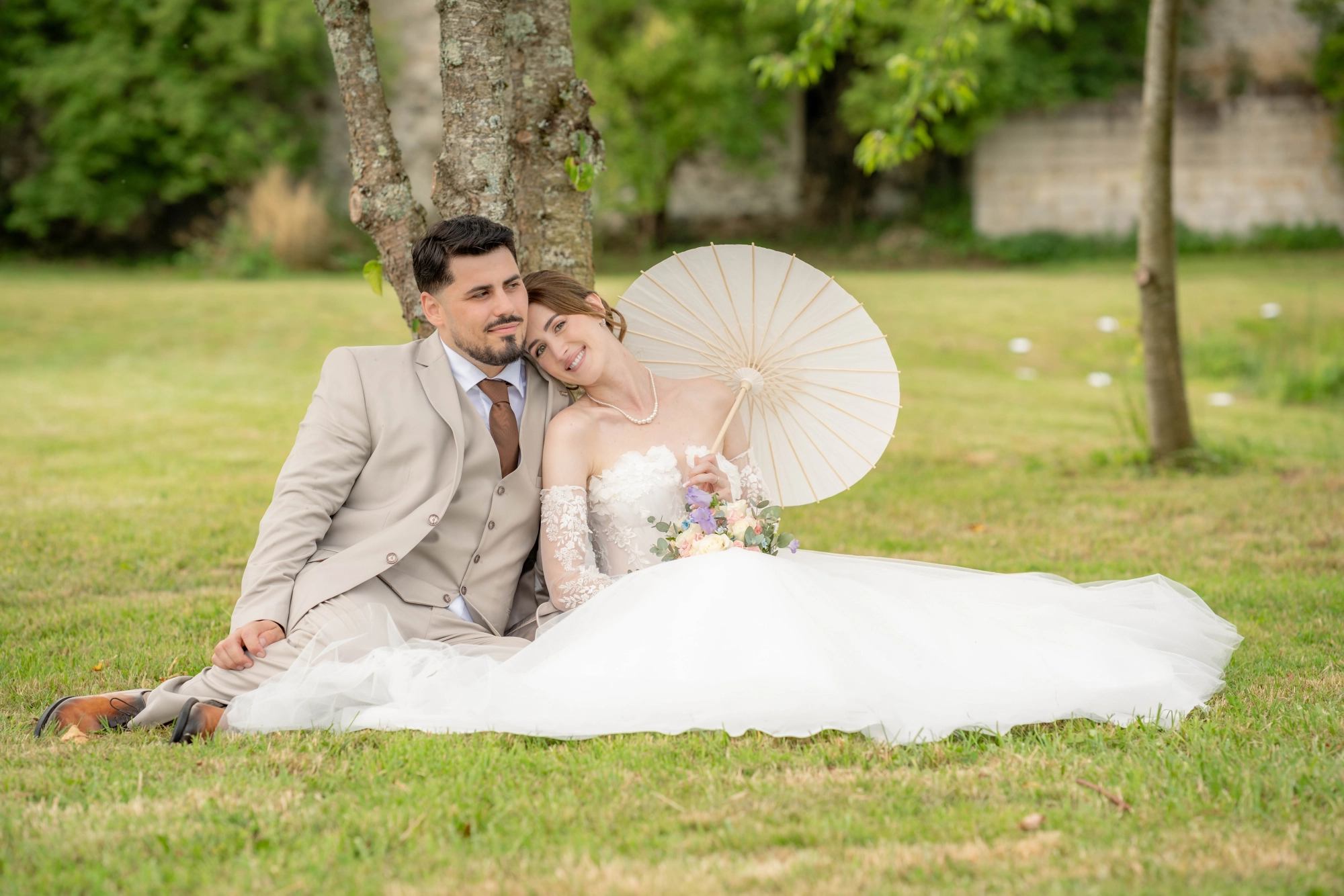 Couple assis dans l'herbe