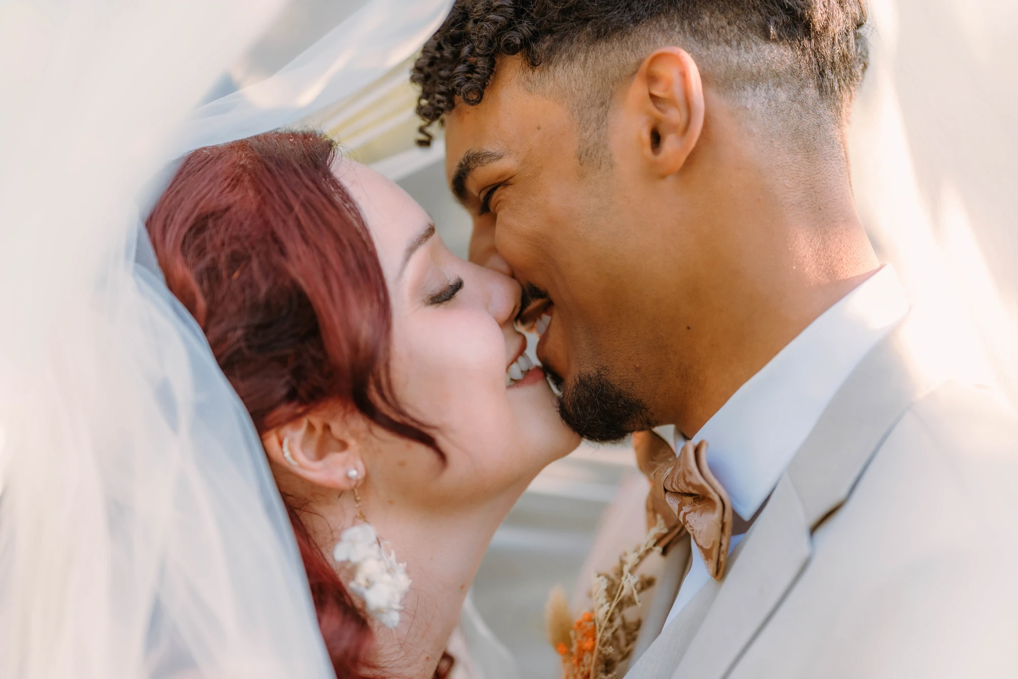 Couple s'embrassant sous un voile