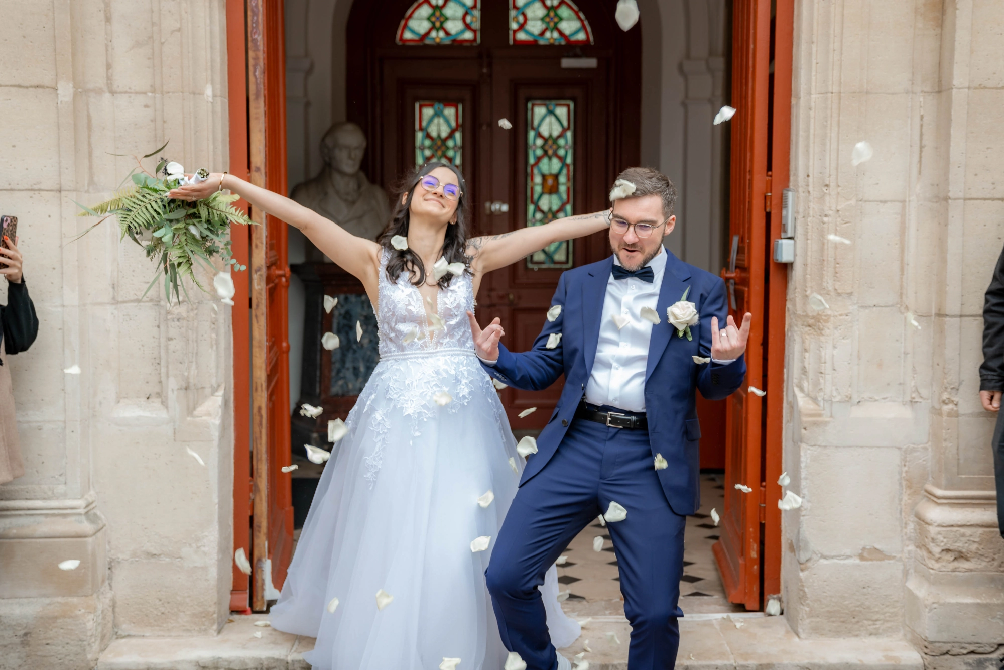 Couple sortant d'un bâtiment, jet de pétales